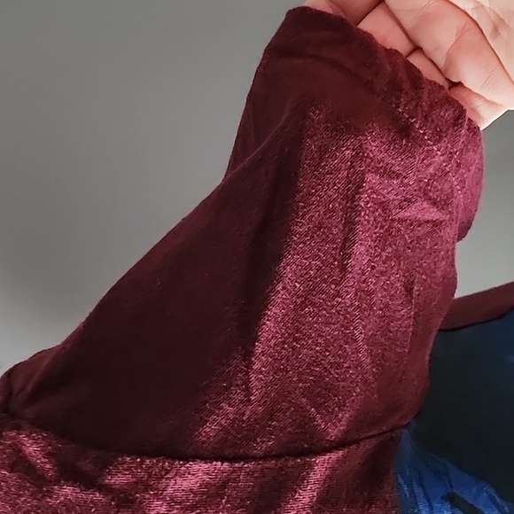 American Eagle maroontee with blue and black graphics - Picture 10 of 15